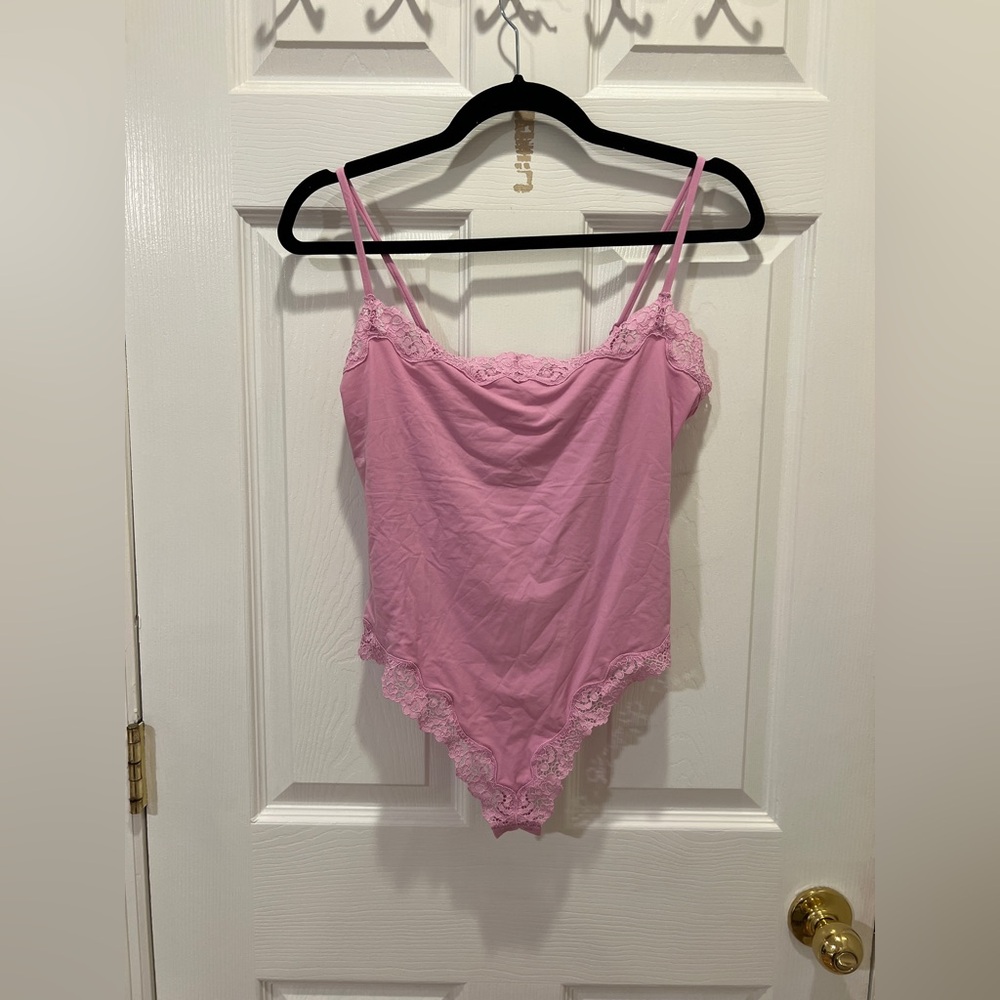 SKIMS Fits Everybody Pink Lace Trim Bodysuit. NWOT